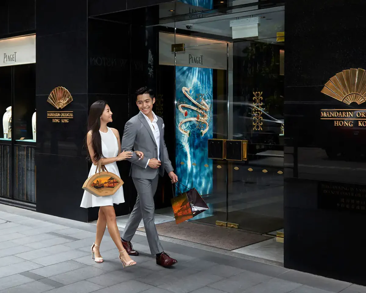 Couple Entrance Hotel Mandarin Oriental Hong Kong